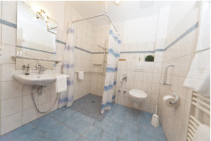 Ger�umiges Duschbad